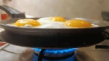 Ошибка миллионов: фатальный провал при жарке яиц — почему нельзя готовить на сковороде