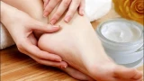 Пятки как у младенца: эффект наждачки исчезнет за 20 минут — нежнейшая кожа