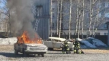 Движ и шок-контент: ковдорские пожарные подожгли и потушили машину на глазах у детей