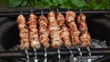Вместо помидор и огурцов: закуска к шашлыку, которая будет съедена первой — отдельный вид удовольствия