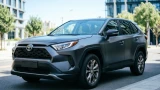 Toyota RAV4: новый интерьер салона, автоматическая парковка — но при этом «китайский» дизайн