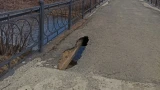 «Собачка» в дырах: жители Никеля бьют тревогу из-за опасного моста и просят срочного ремонта