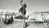 Подвиг в граните: в Мурманске кадеты и юнармейцы встали в почетный караул у памятников героям