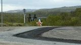 Долгожданный ремонт: в Печенгском округе обновляют дорогу к заполярному поселку