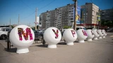 Имя города из петуний: у кинотеатра «Мурманск» появились футуристические вазоны-космонавты