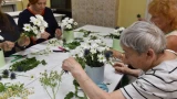 Букеты из ромашек: в Мурманске пенсионеров обучили искусству праздничной флористики