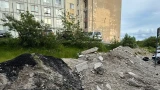 «Куче уже почти год»: пожаловались жители Гаджиево на свалку строительного мусора