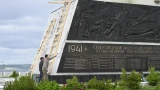 Нестандартная краска и гранит: в Североморске экстренно обновляют знаменитый мемориал «Алёша» к Дню ВМФ