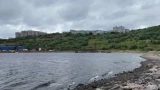 На берегу Кольского залива в Мурманске навели порядок и вывезли сгоревший автомобиль