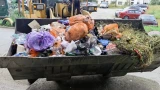 В Никеле коммунальный коллапс: УК бросила дома, дворы тонут в мусоре