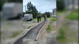 «Триумфальный» тротуар: в Кандалакше чиновники продолжают гордиться дорожкой, на которой не разойтись двум мамам с колясками