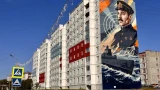 Герои прошлого и настоящего в красках: стены многоэтажек в Гаджиеве украсили масштабные муралы