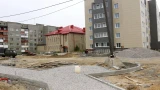 Финальный штрих 40-летней истории: у легендарного долгостроя в Заполярном укладывают тротуары