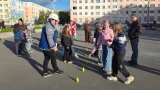 В Никеле ко Дню горняка устроили детский квест с тоннелем и раздали пряники ручной работы