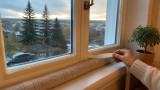 Утепляем окна по старинке, но с умом: как убрать сквозняки без замены уплотнителей