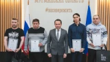 Рисковали жизнями в огне: Андрей Чибис наградил дорожников, спасших семью на пожаре в Мурманске