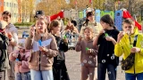 Белый медведь в Протоках: под Оленегорском ярко открыли детскую площадку, но главные изменения еще впереди