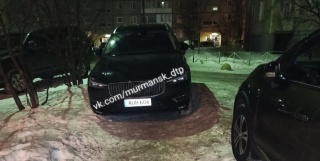 Припаркованное на Гвардейской авто с финскими номерами возмутило мурманчан