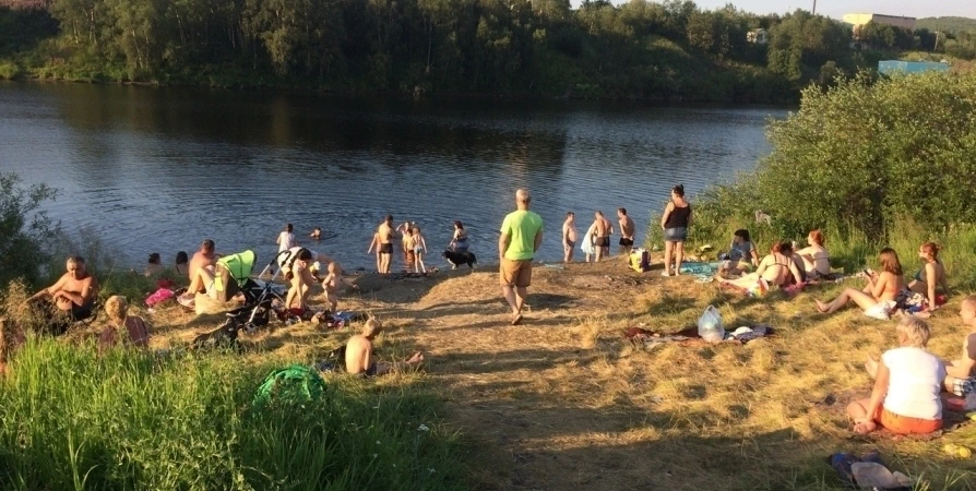 Девочка на местном водоеме