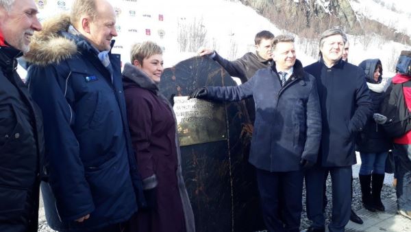 Максим Соколов закладывает символический камень на месте порта Лавна