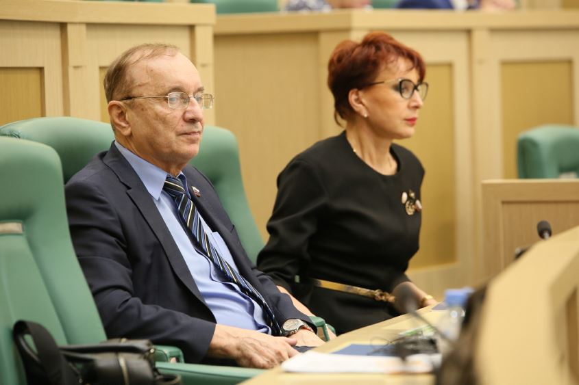 Сенаторы Игорь Чернышенко и Татьяна Кусайко