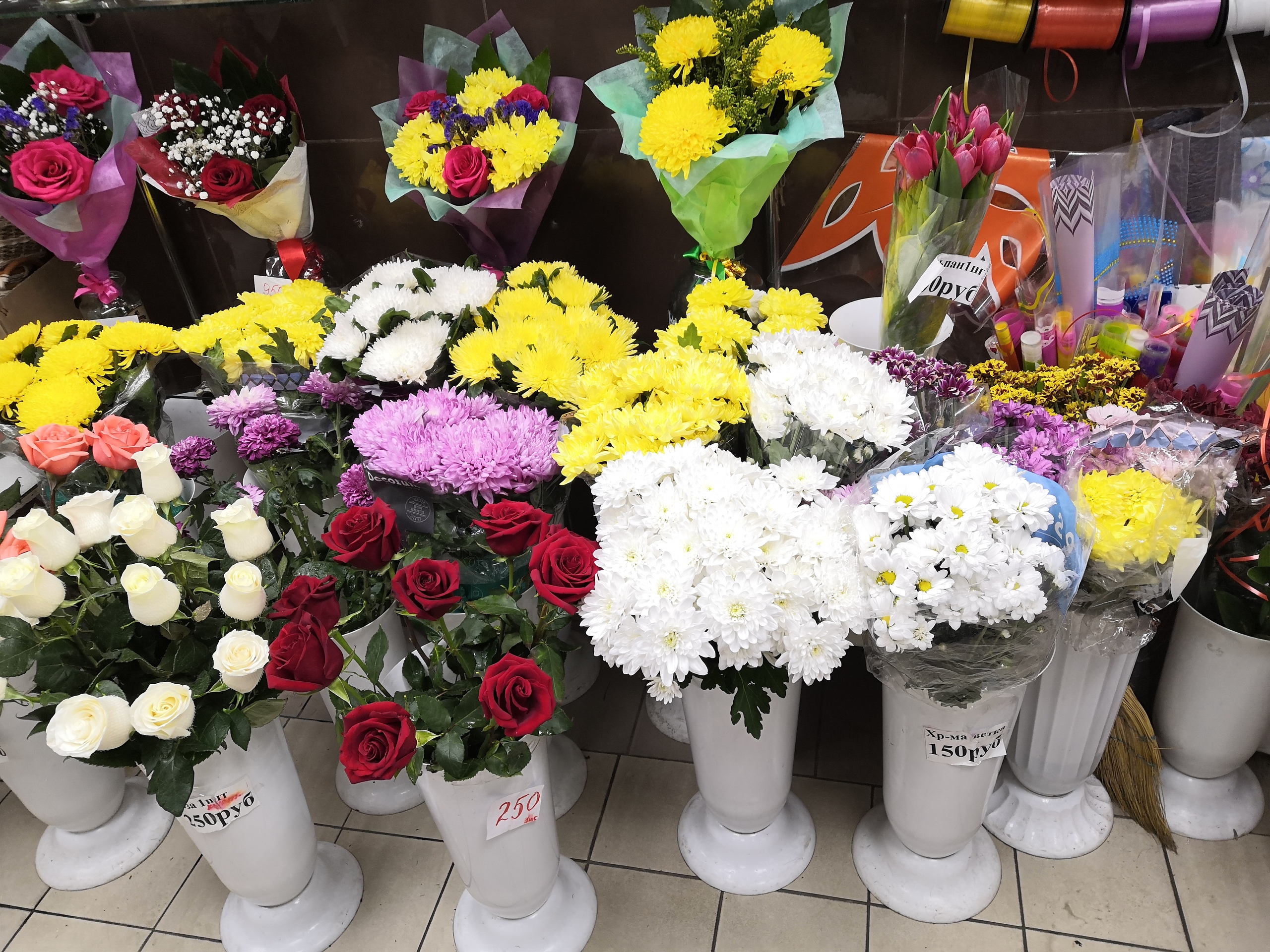 Купить цветы недорого cvbaza. Букеты цветов в магазине. Букеты в цветочных магазинах. Цветы в цветочных ларьках. Цветочный ларек.