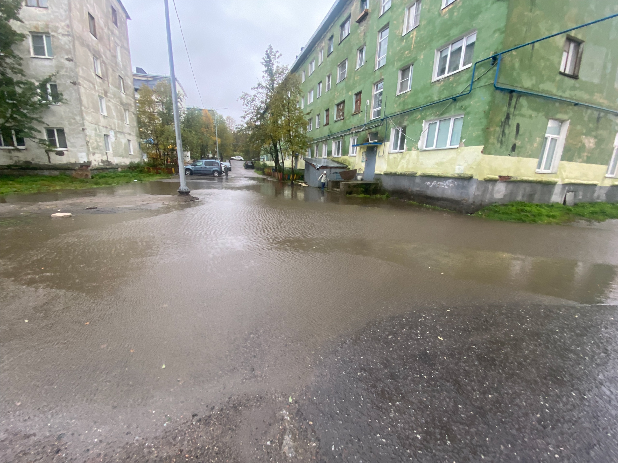 Лужи во дворе на Полухина в Мурманске