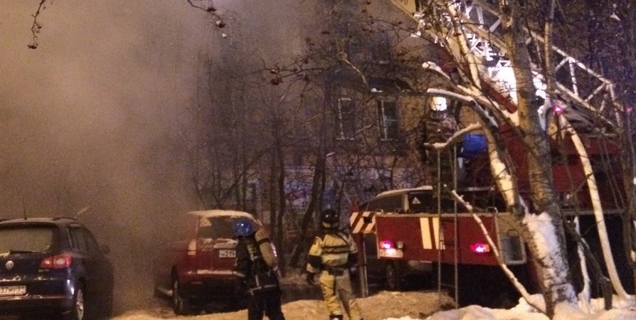 В Мурманске ликвидировали пожар в доме на Полярных Зорях
