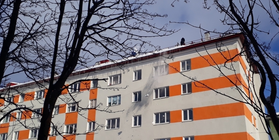 Мурманским УК напомнили о необходимости соблюдать правила очистки крыш от снега