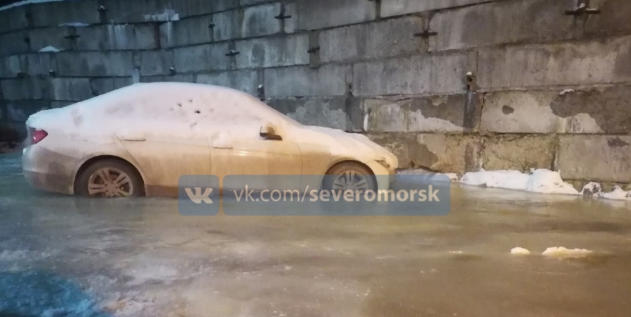 В Североморске на Душенова припаркованное авто вмерзло в лед