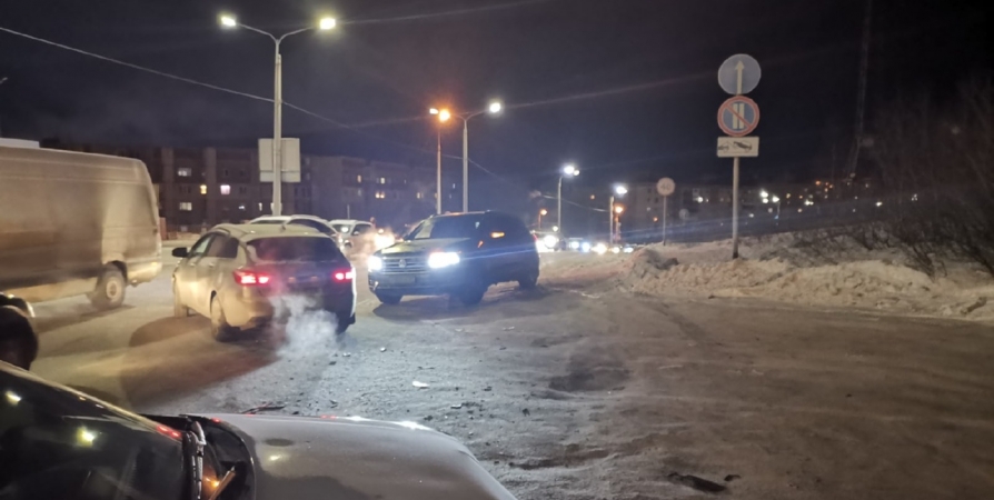 Легковушку на Верхне-Ростинском шоссе в Мурманске занесло во встречное авто