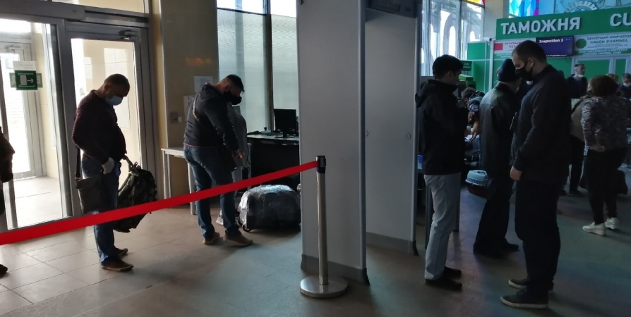 Столпотворение в мурманском аэропорту объяснили задержкой самолетов