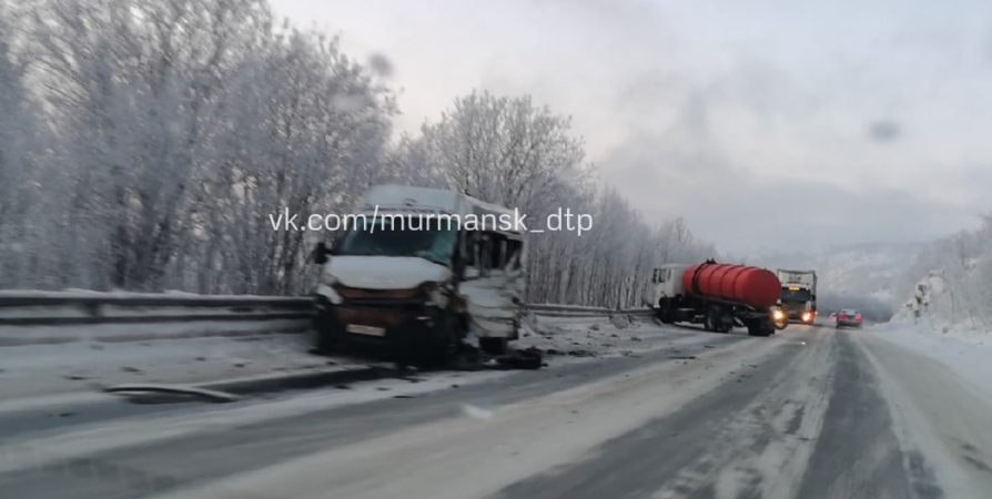 По дороге в Александровск водовоз вмял маршрутку