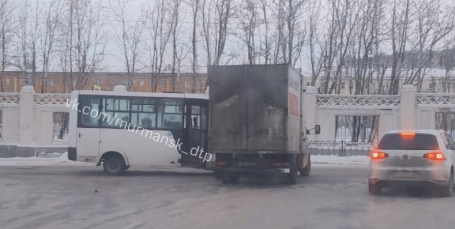 В Мурманске около «Родины» столкнулись маршрутка и грузовик
