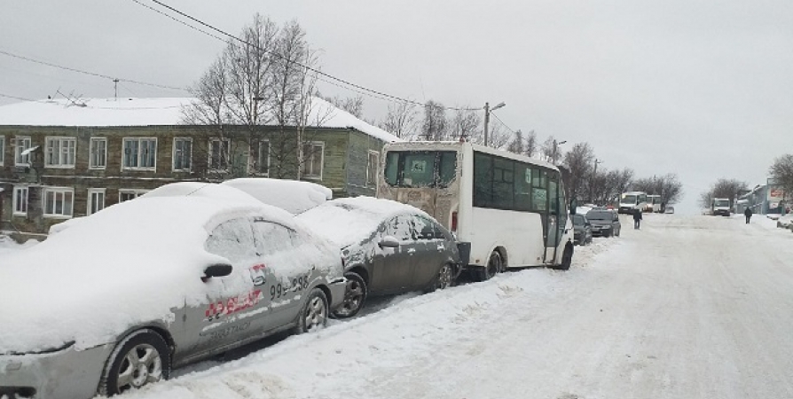 «Водителя не было»: маршрутка скатилась на припаркованные авто в Мурманске