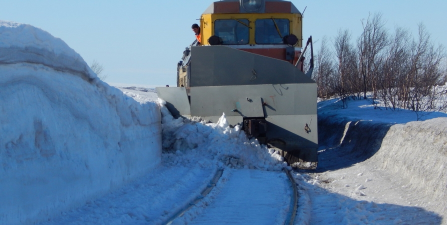 Очищать ж/д пути от снега в Заполярье готовы 24 единицы спецтехники