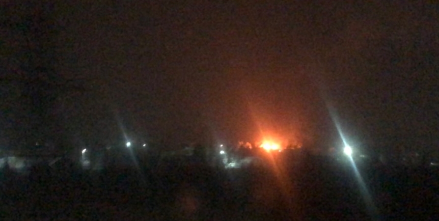 На подъезде к аэропорту Мурманск сгорел жилой дом