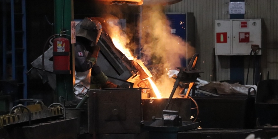 Завод алюминия в Кандалакше в честь 70-летия выпустил памятную плавку металла
