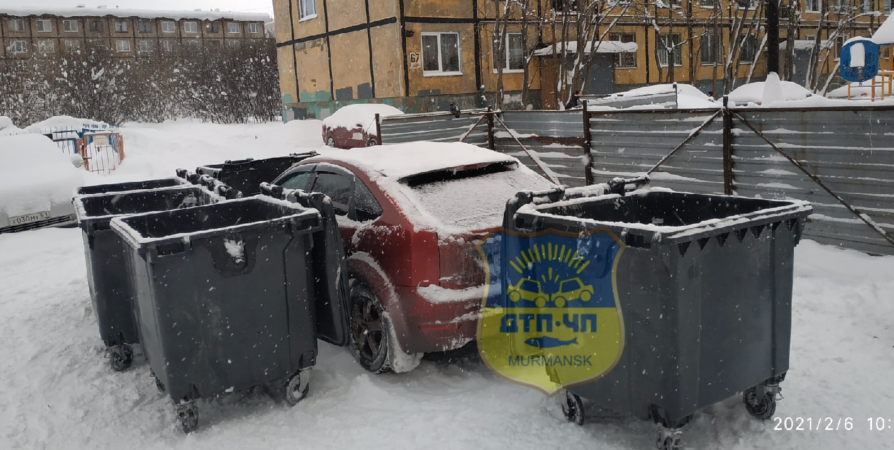 Припаркованное у мусорки авто загородили баками в Мурманске