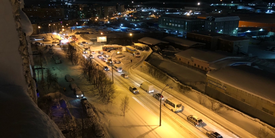 В Мурманске на Свердлова затруднено движение транспорта