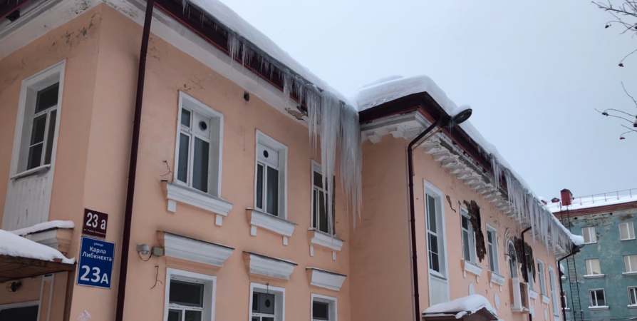 В Октябрьском округе УК не чистят крыши от сосулек и снега