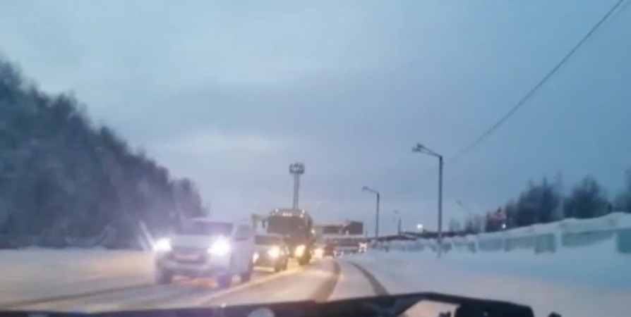 В Мурманске на «Прибрежке» водители с утра стоят в пробке из-за фуры [видео]