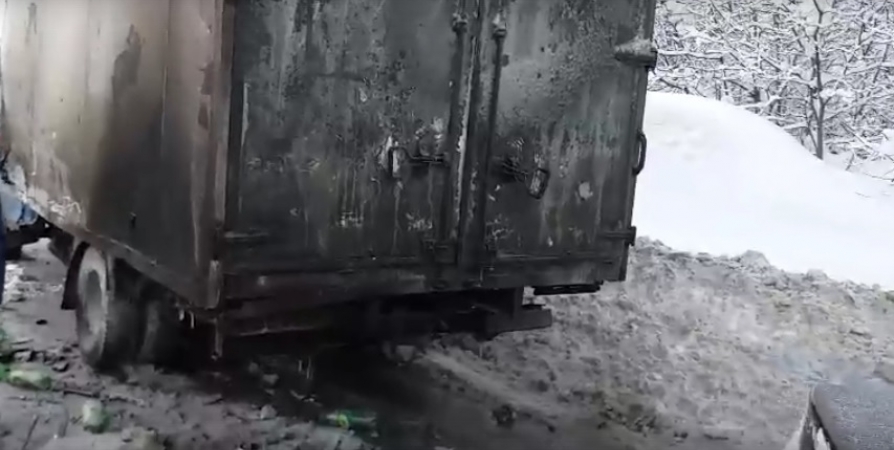 «ГАЗель» загорелась от удара в бензобак при ДТП в Мурманске [видео]