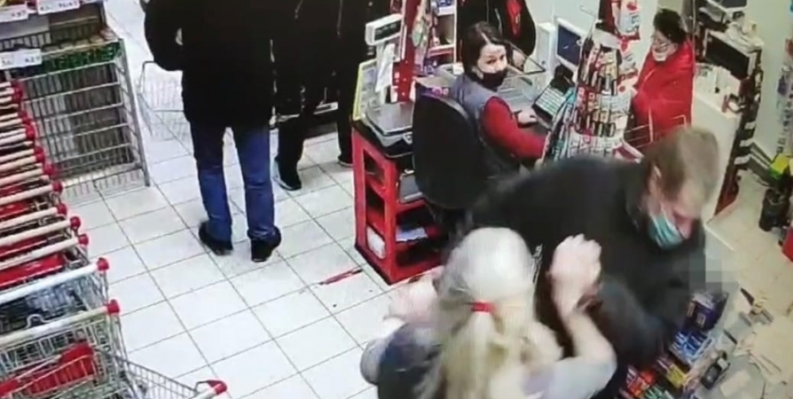 Житель Оленегорска толкнул продавца и убежал с украденной водкой
