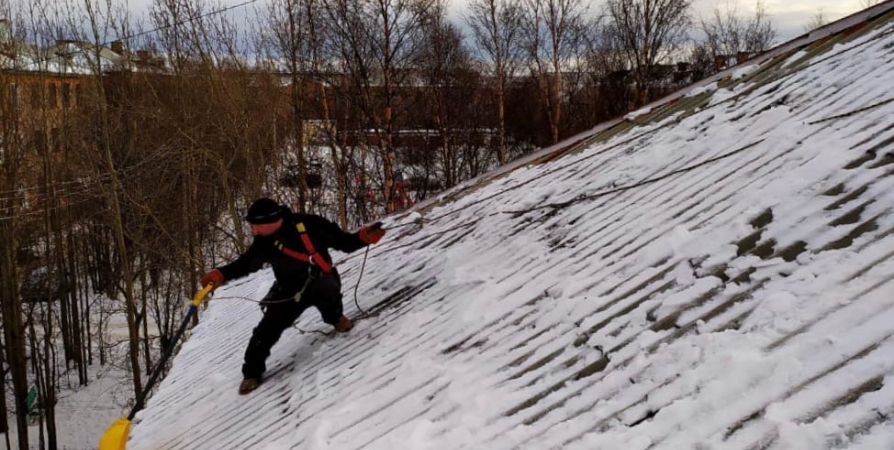 В Мончегорске спасатели помогают «управляшкам» сбивать сосульки с крыш