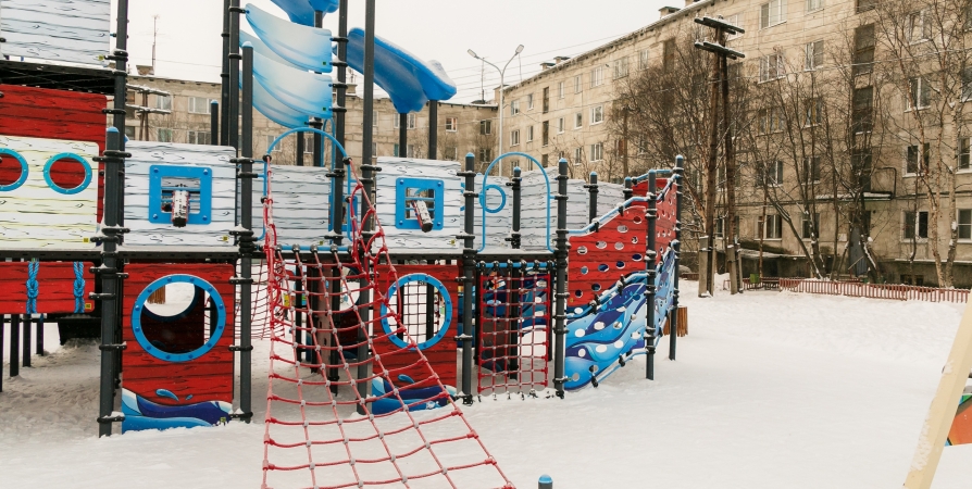 В городах Заполярья в этом году установят 70 детских игровых и спорткомплексов