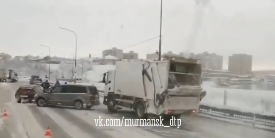 На Кольском мосту массовое ДТП с участием мусоровоза [видео]