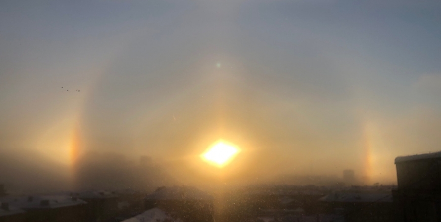 Солнечное гало в морозном тумане украсило небо над Мурманском