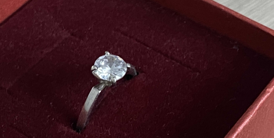 В отеле Кировска ремонтник украл у туристки кольцо с бриллиантом