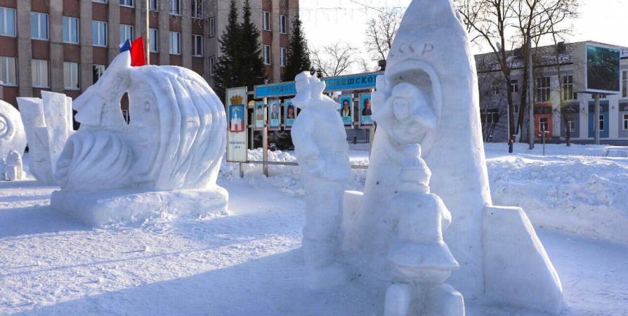 Пять «космических» фигур из снега украсили центр Кандалакши